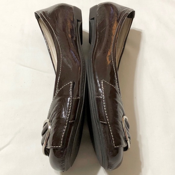 Kenneth Cole Reaction Brown Faux Patent Leather Flats w/Buckle on Toe - 9.5 - Picture 10 of 17